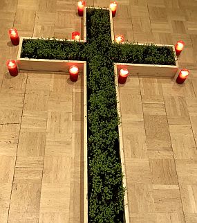 Das mit Kresse eingesähte Kreuz mit Kerzen